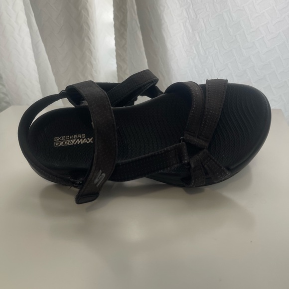 Skechers Goga Max Active Sandals size 5 Black. - Picture 2 of 5